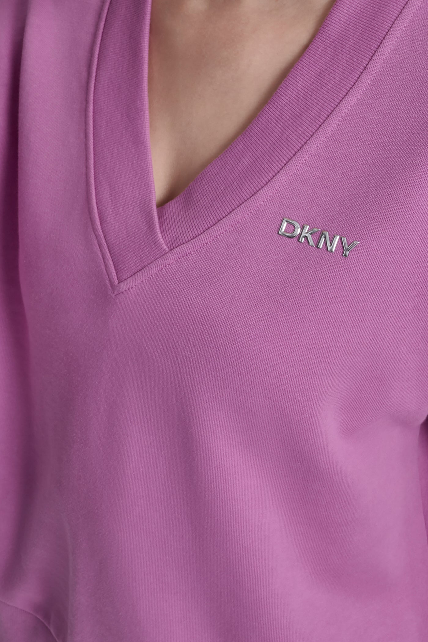 METALLIC BUBBLE LOGO V-NECK PULLOVER