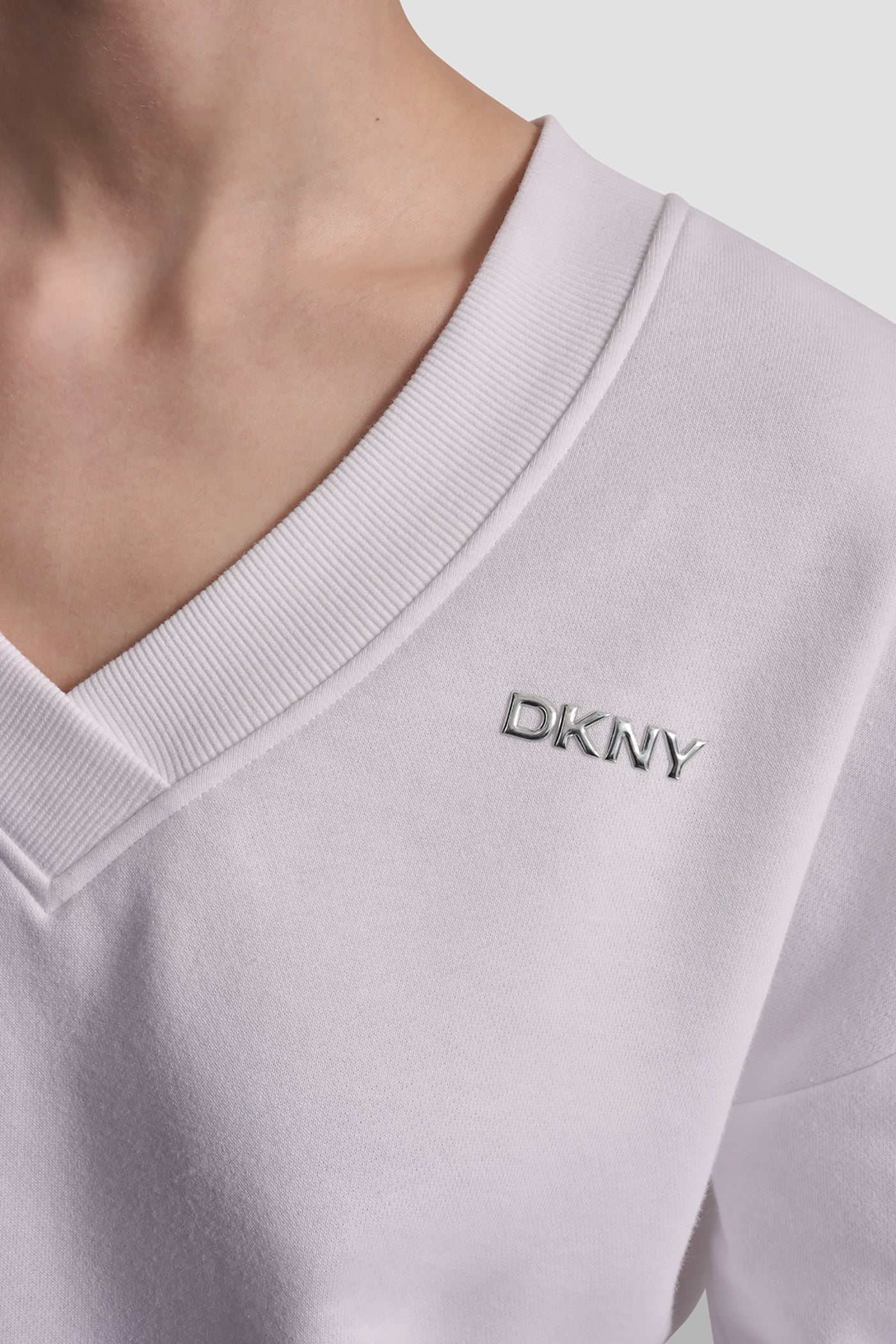 METALLIC BUBBLE LOGO V-NECK PULLOVER