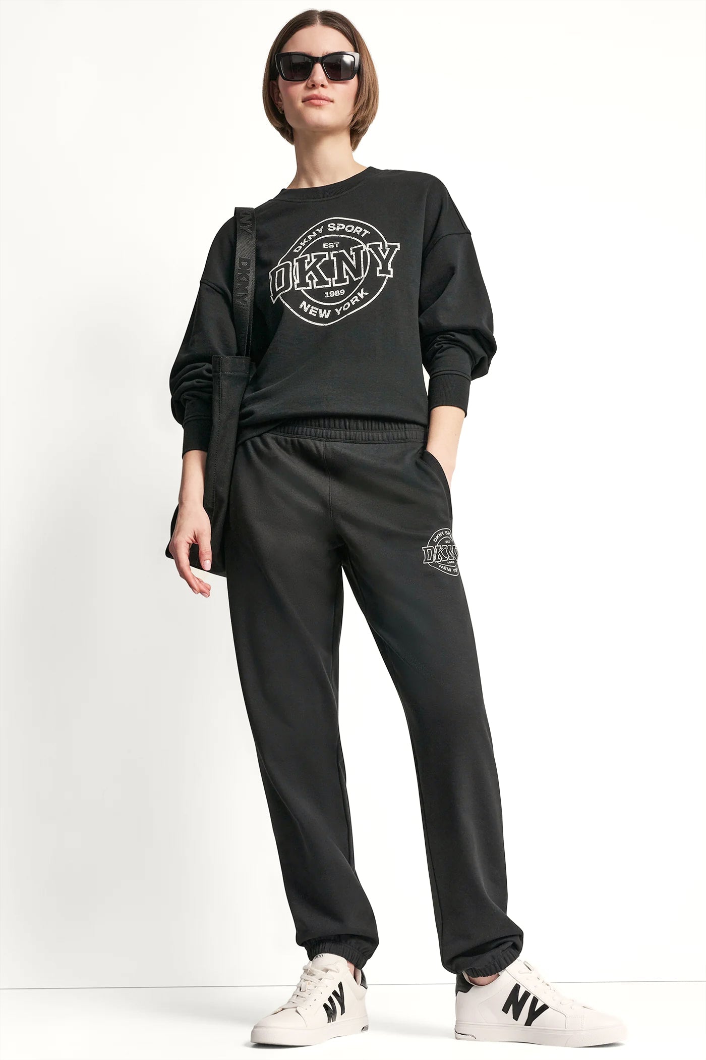 COLLEGIATE MEDALLION HIGH-RISE LOGO RELAXED JOGGER