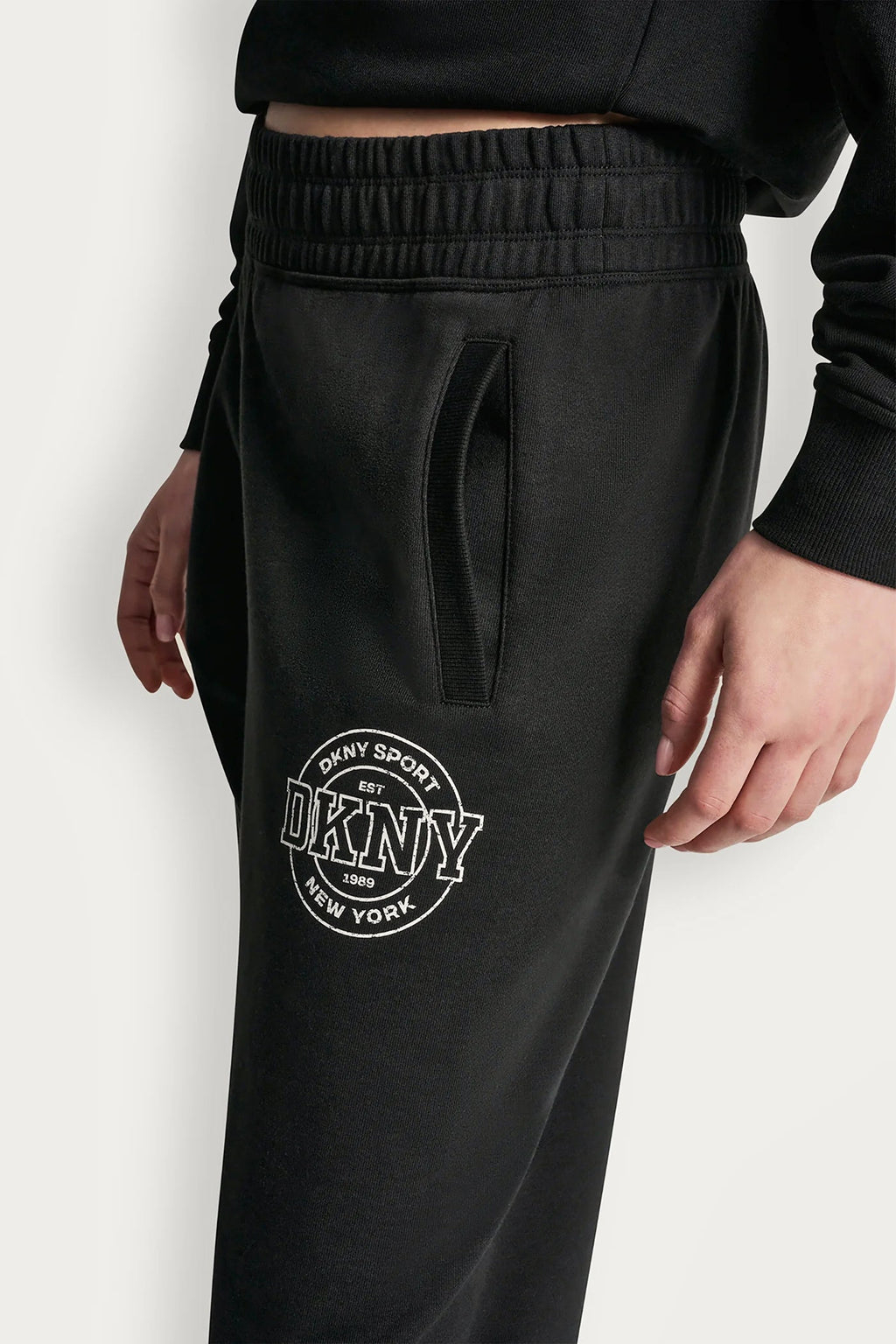 COLLEGIATE MEDALLION HIGH-RISE LOGO RELAXED JOGGER
