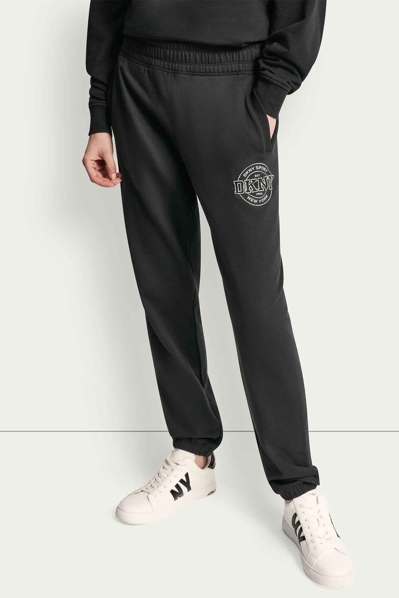 COLLEGIATE MEDALLION HIGH-RISE LOGO RELAXED JOGGER