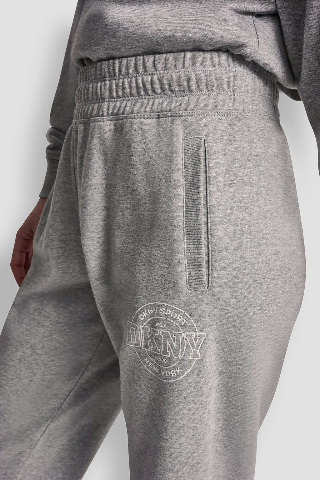 COLLEGIATE MEDALLION HIGH-RISE LOGO RELAXED JOGGER