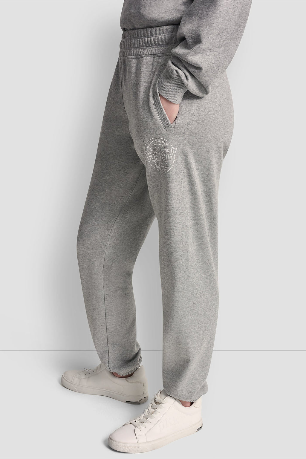 COLLEGIATE MEDALLION HIGH-RISE LOGO RELAXED JOGGER