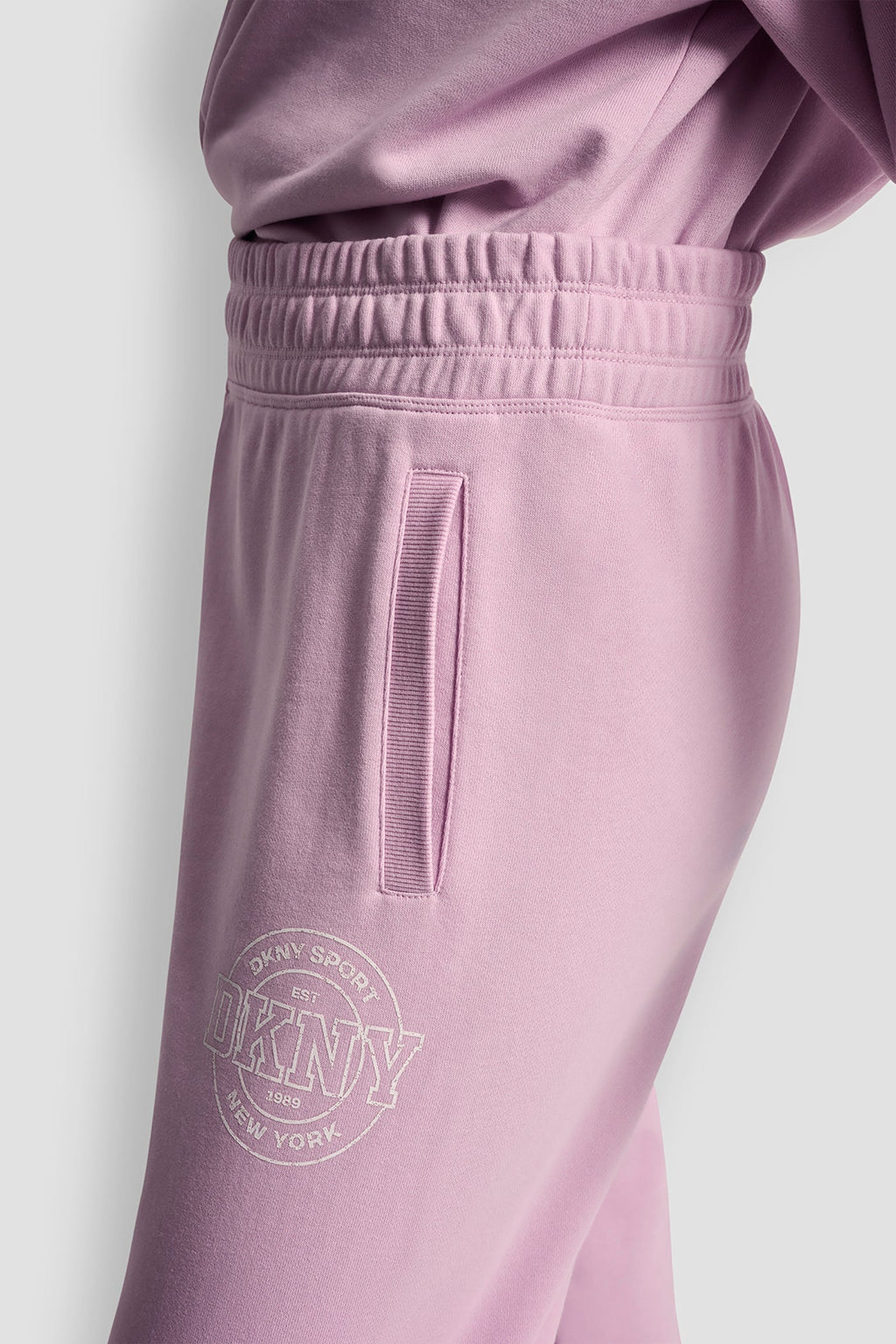 COLLEGIATE MEDALLION HIGH-RISE LOGO RELAXED JOGGER