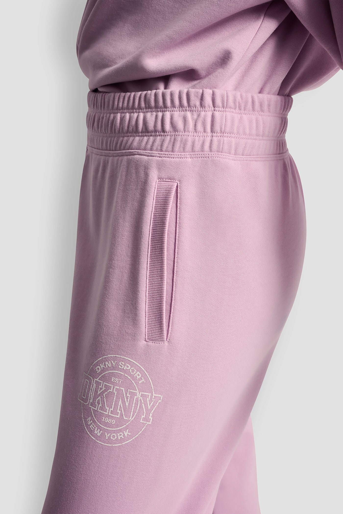 COLLEGIATE MEDALLION HIGH-RISE LOGO RELAXED JOGGER