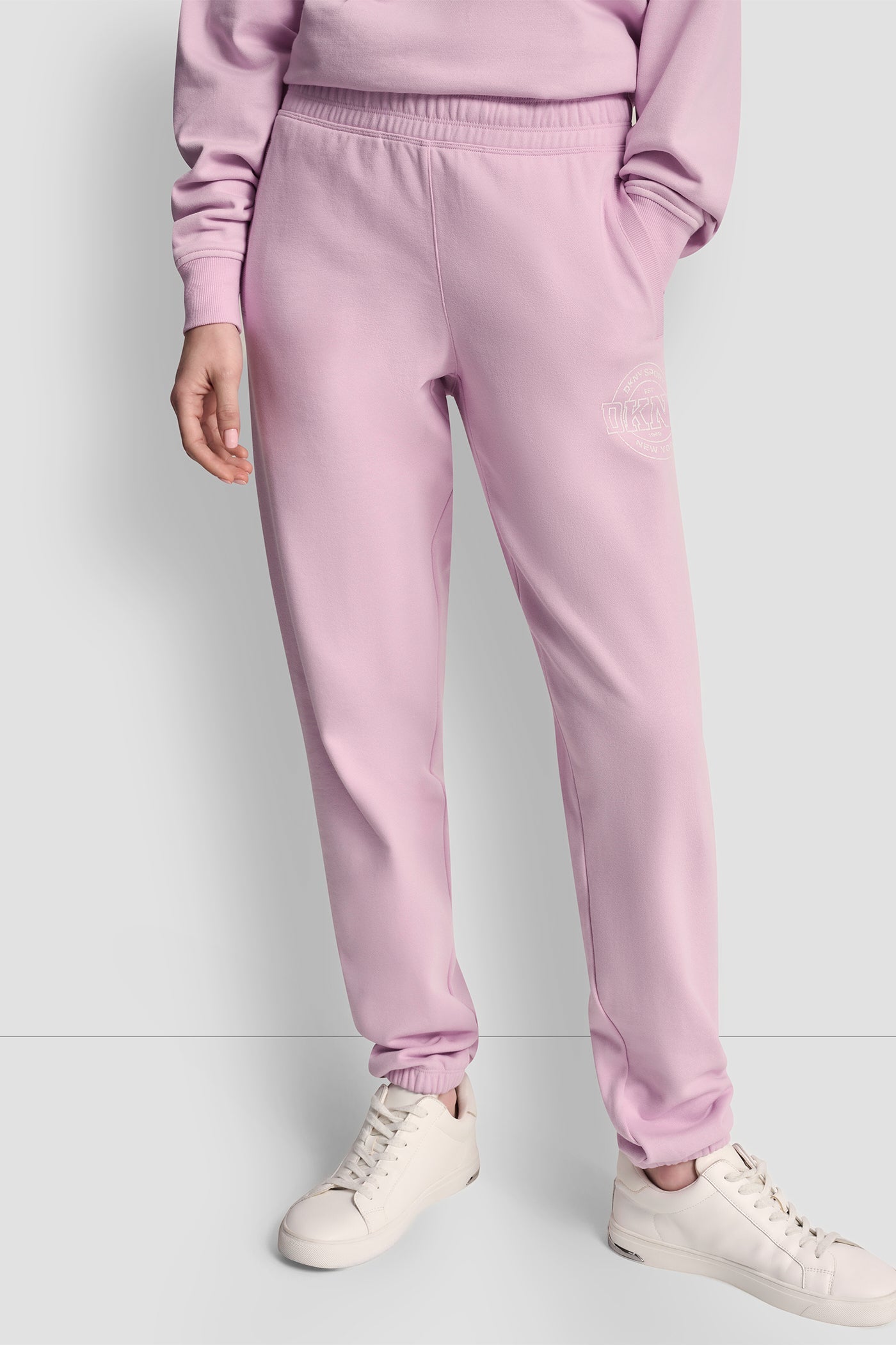 COLLEGIATE MEDALLION HIGH-RISE LOGO RELAXED JOGGER
