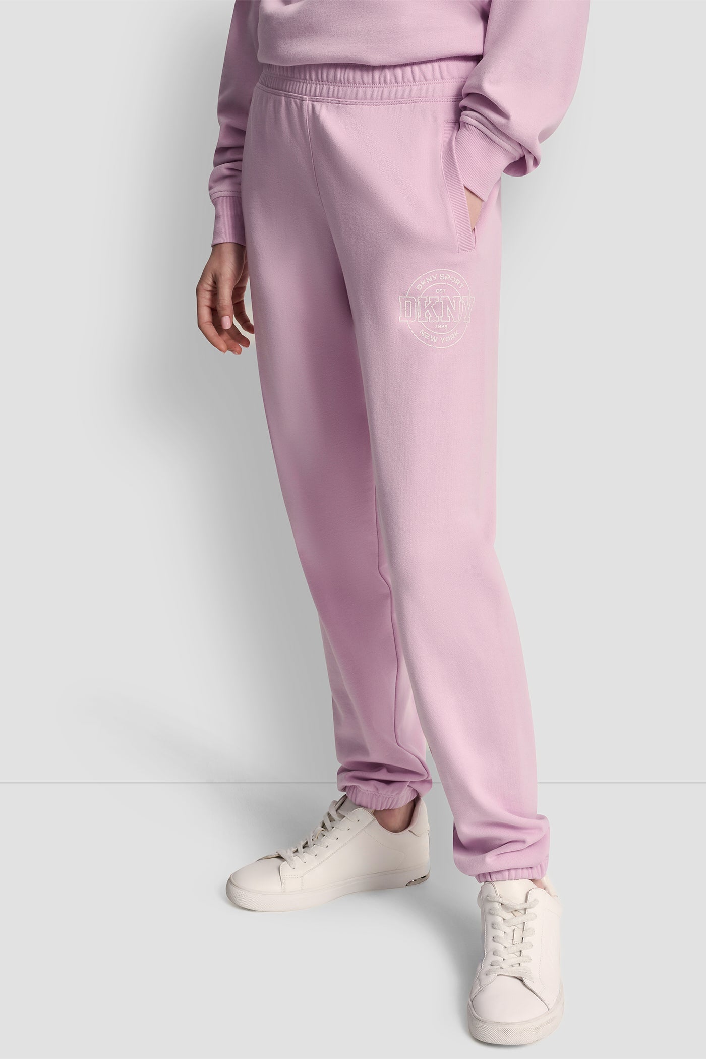 COLLEGIATE MEDALLION HIGH-RISE LOGO RELAXED JOGGER