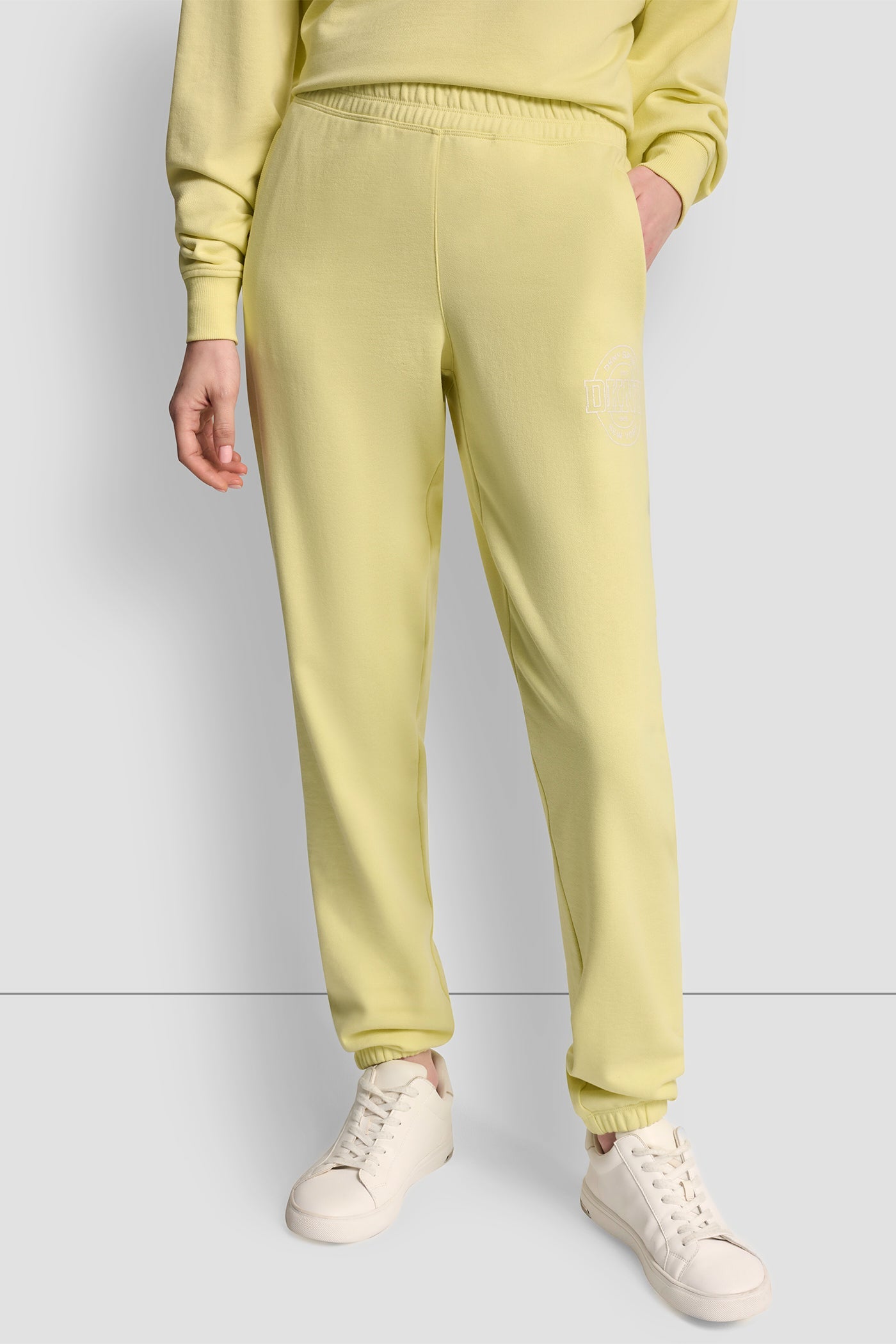 COLLEGIATE MEDALLION HIGH-RISE LOGO RELAXED JOGGER