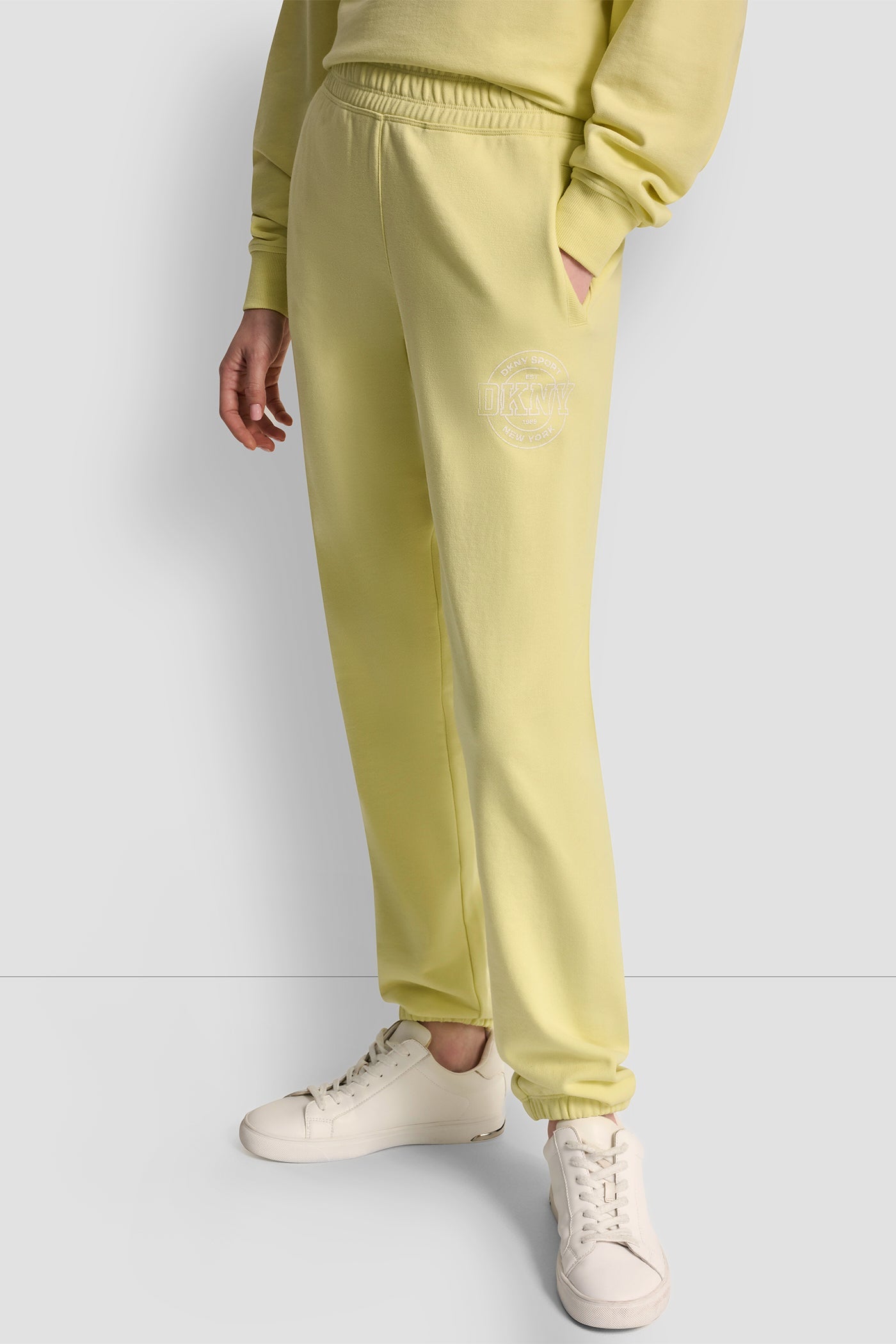 COLLEGIATE MEDALLION HIGH-RISE LOGO RELAXED JOGGER