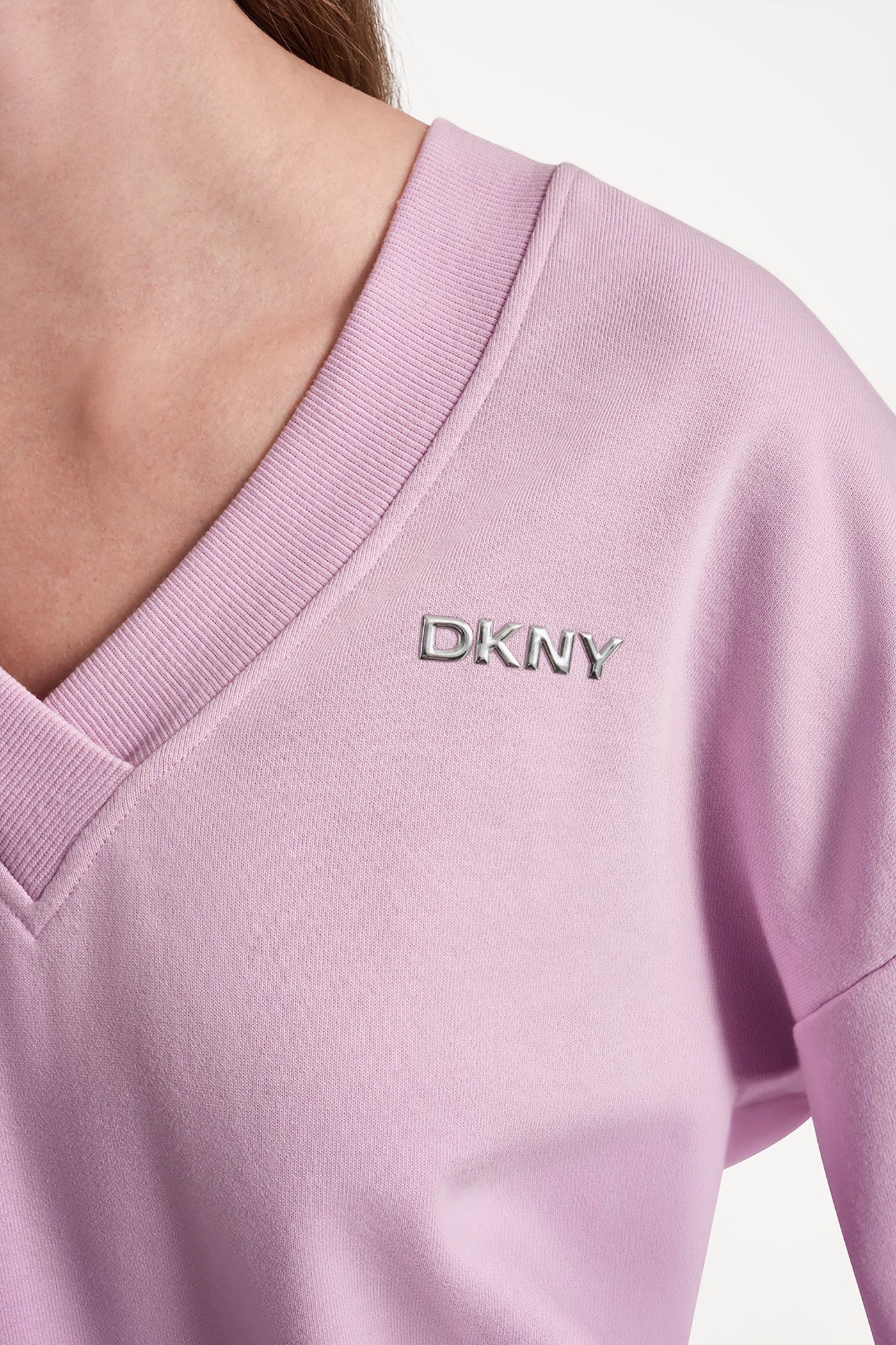 METALLIC BUBBLE LOGO V-NECK PULLOVER