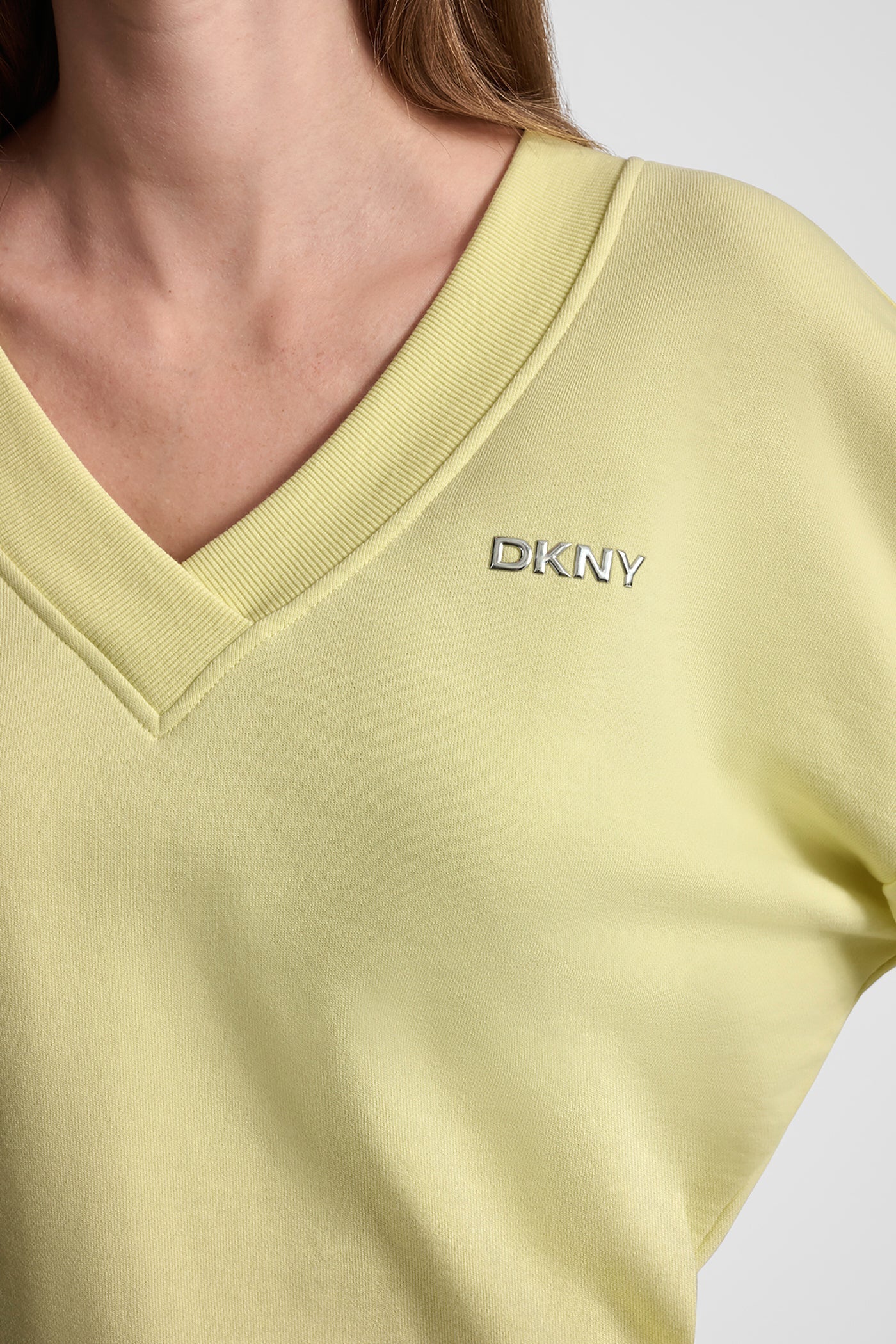 METALLIC BUBBLE LOGO V-NECK PULLOVER