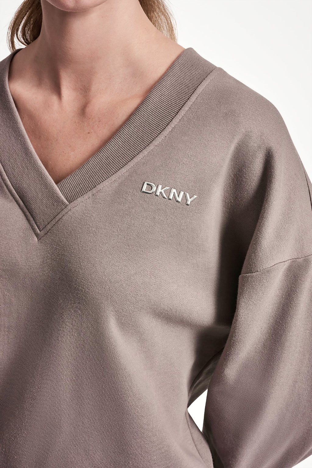 METALLIC BUBBLE LOGO V-NECK PULLOVER