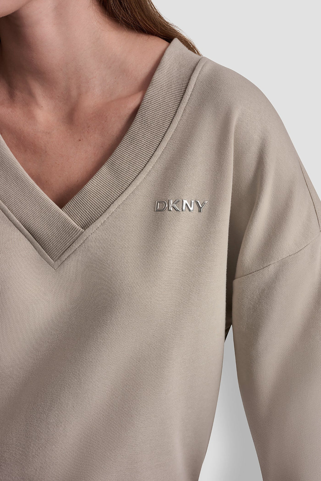 METALLIC BUBBLE LOGO V-NECK PULLOVER