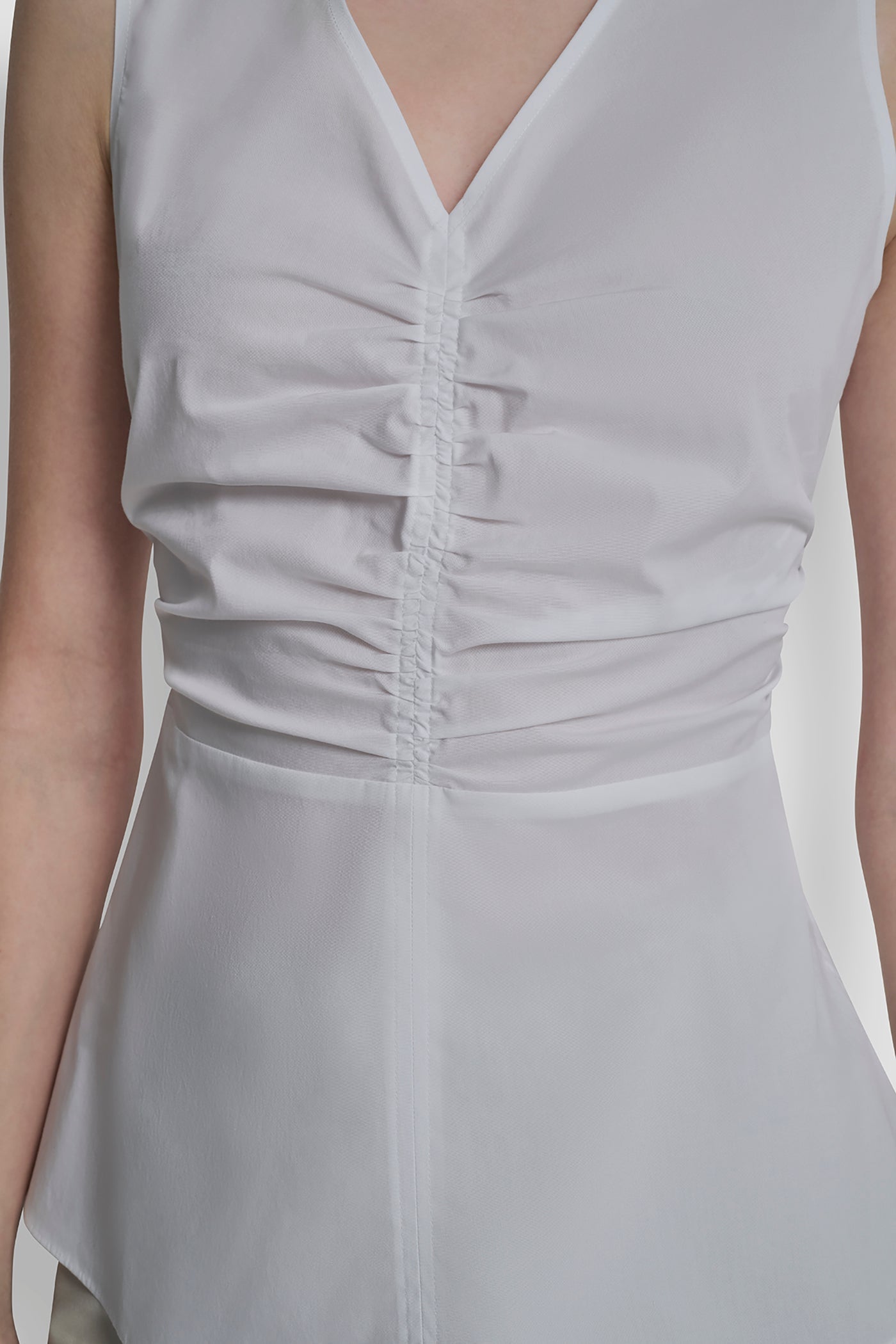 FRONT RUCHED SLEEVELESS TOP