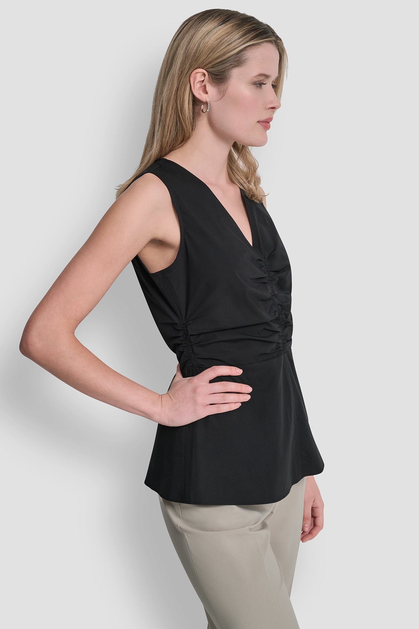 FRONT RUCHED SLEEVELESS TOP