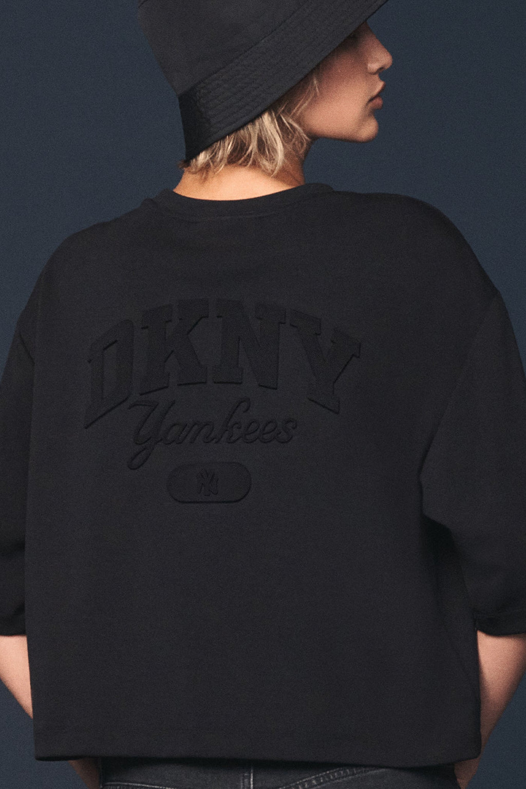 DKNY X YANKEES CROPPED TEE