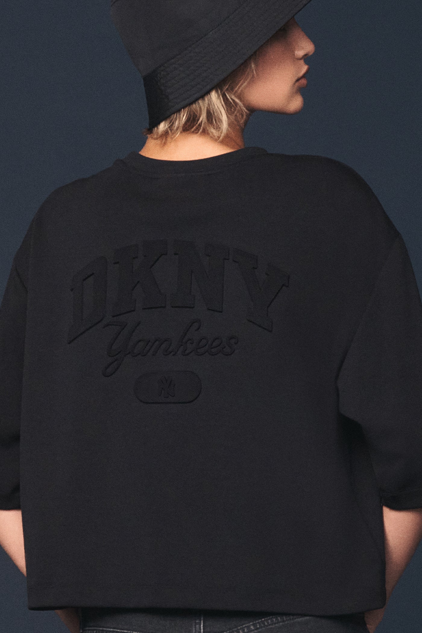 DKNY X YANKEES CROPPED TEE