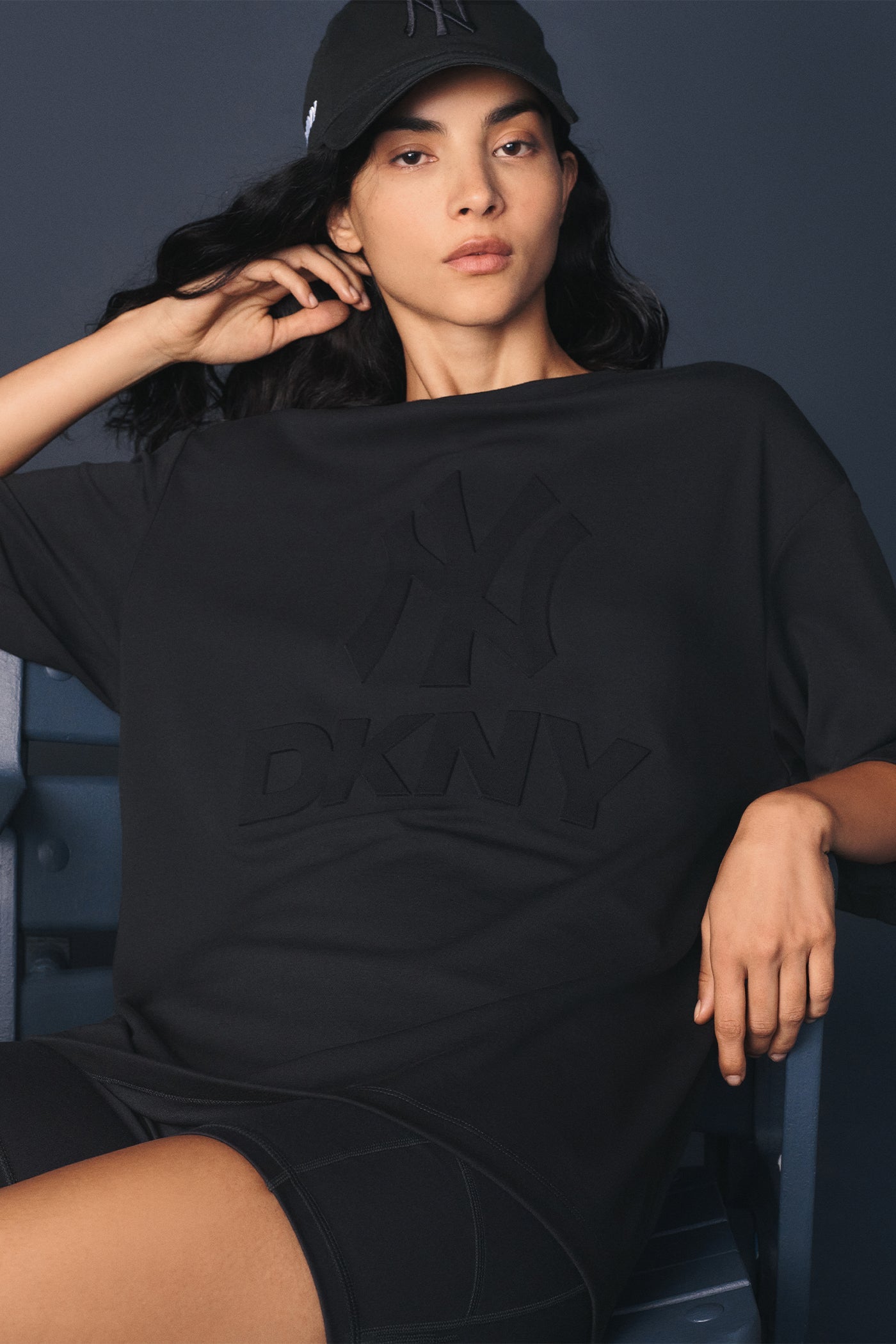DKNY X YANKEES SHORT-SLEEVE EMBOSSED TEE