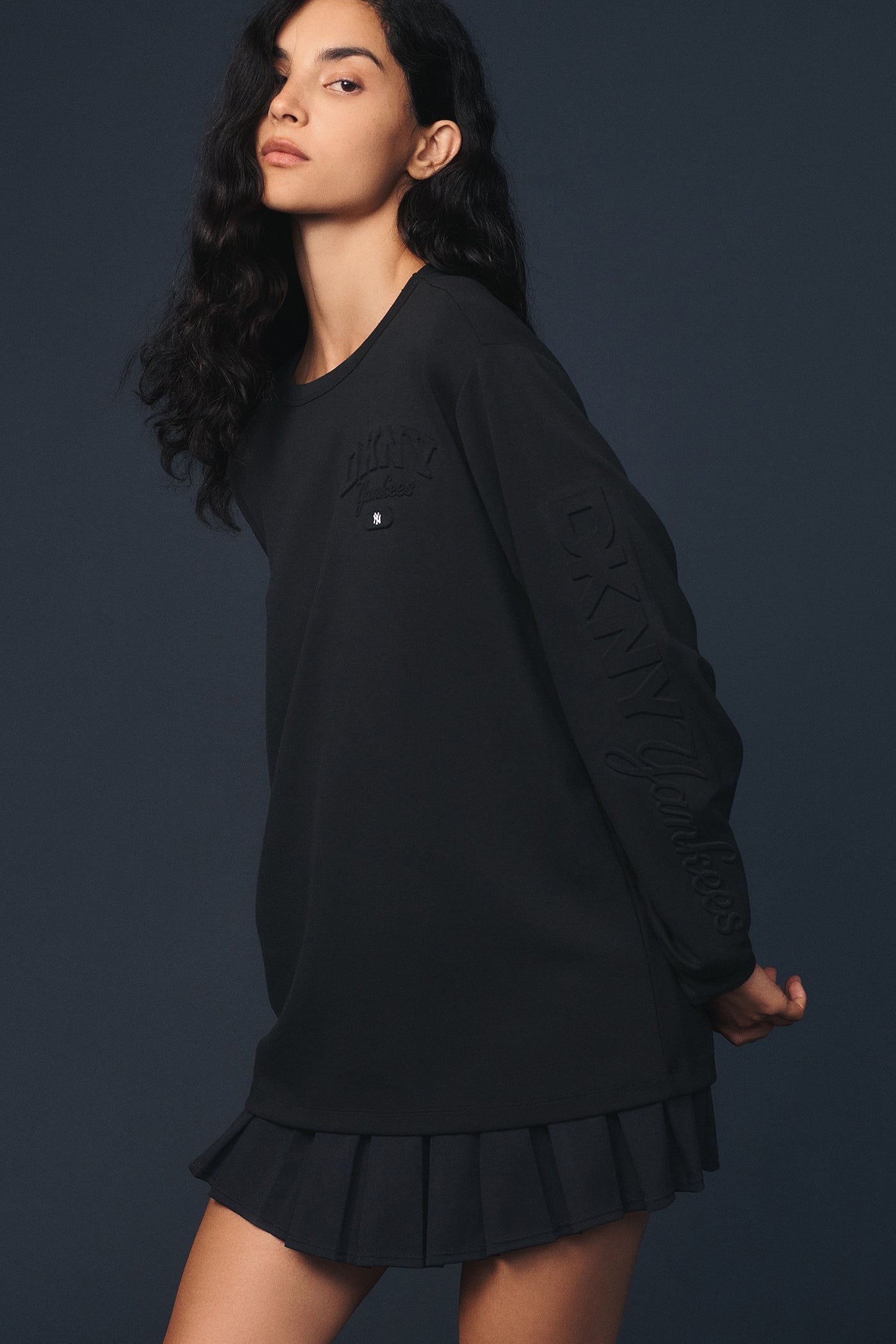 DKNY X YANKEES EMBOSSED TEE